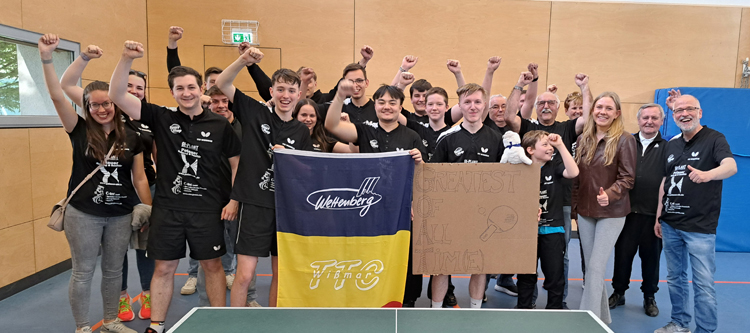 Gruppenfoto des TTC Wißmar bei einem Vereinsmoment in der Sporthalle.